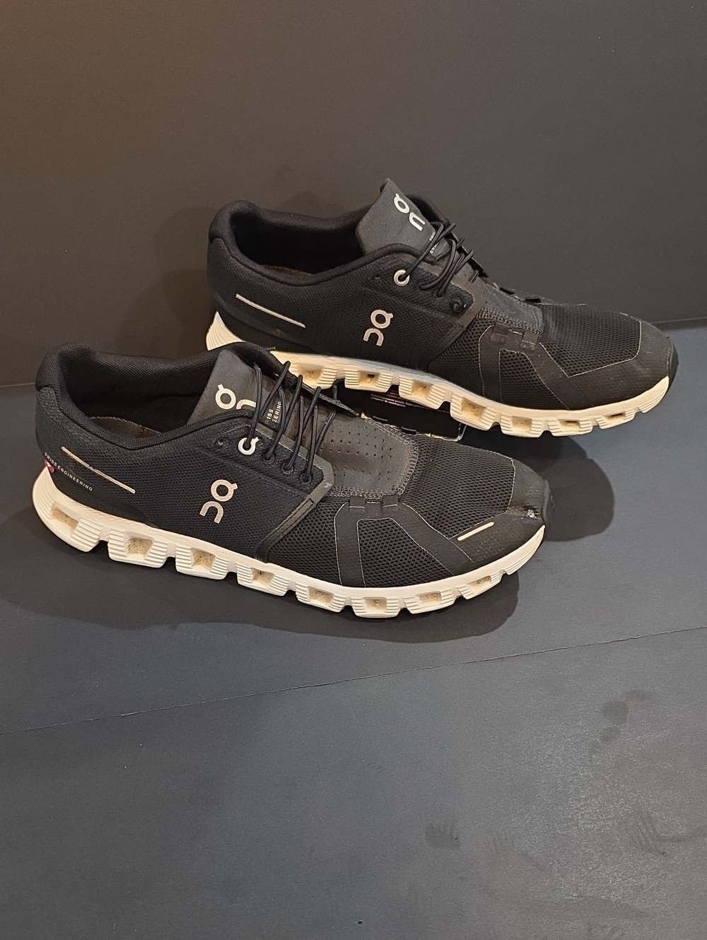 On Running Cloud 5 Men’s Athletic Sneakers in Black with Cream Sole Size 10.5